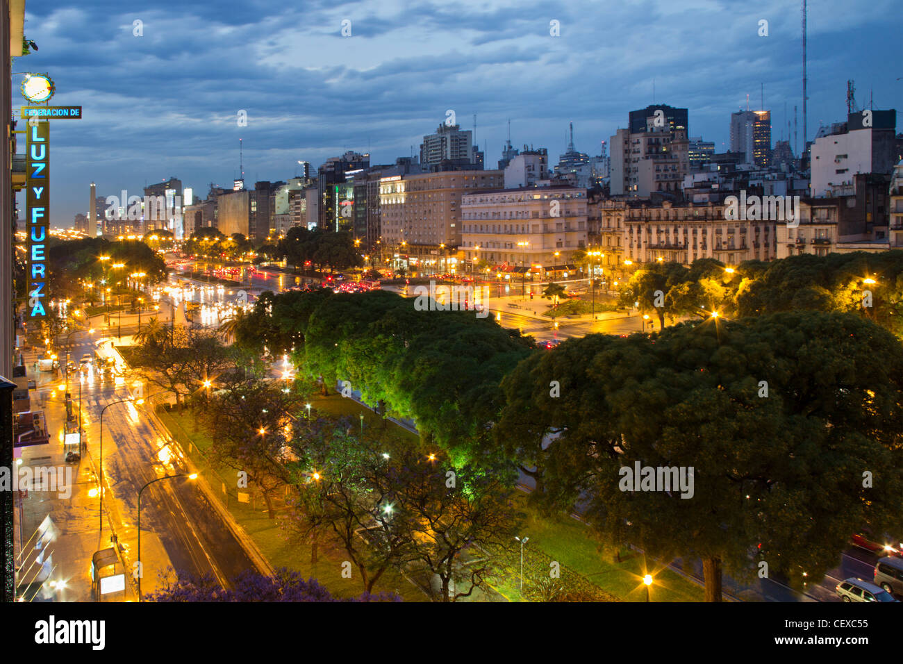 Avenida 9 de Julio di notte, Buenos Aires, Argentina Foto Stock