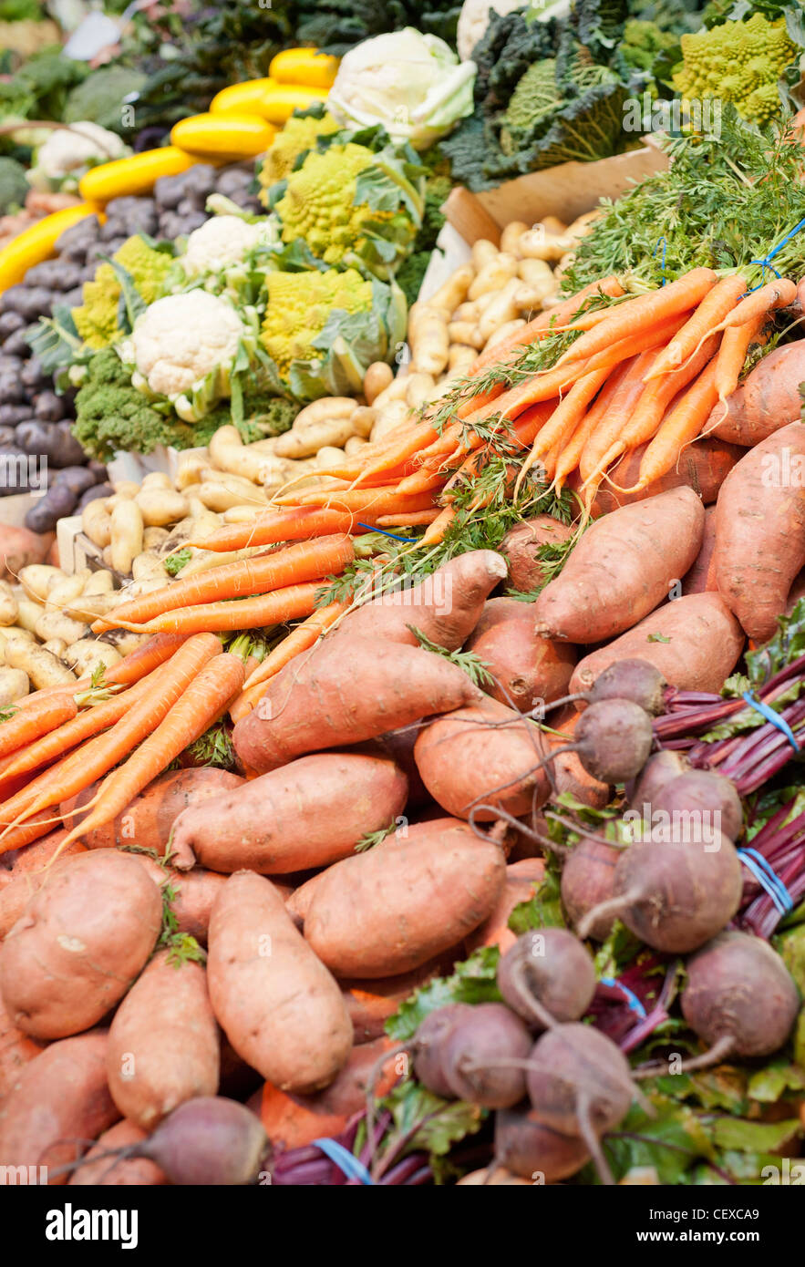 Ampia selezione Di Verdure Fresche in una stalla di mercato Foto Stock