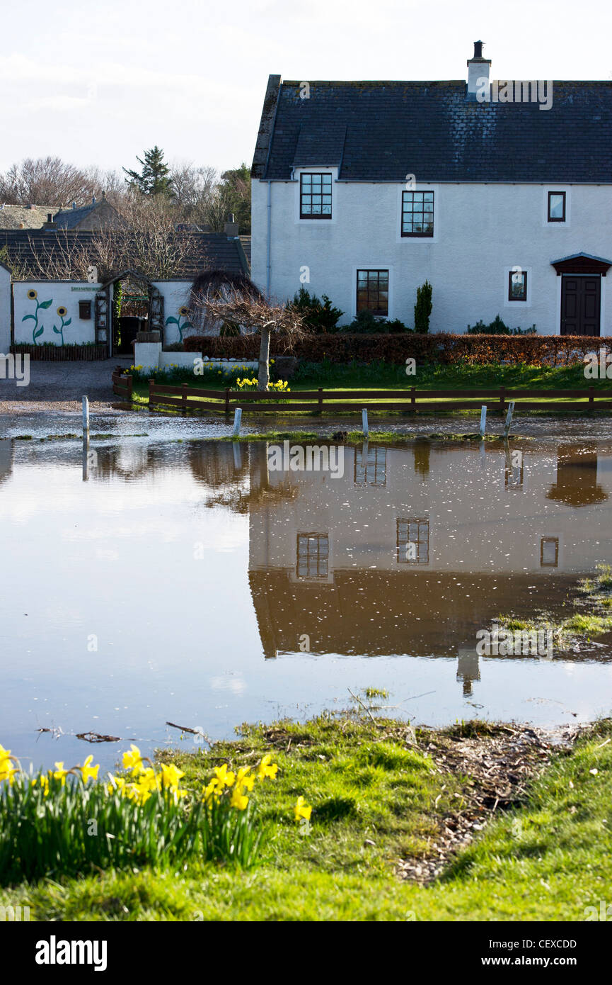 Acqua di inondazione dal fiume Spey circonda la proprietà in Garmouth, Scozia in aprile 2010 a causa di neve pesante fuso. Foto Stock