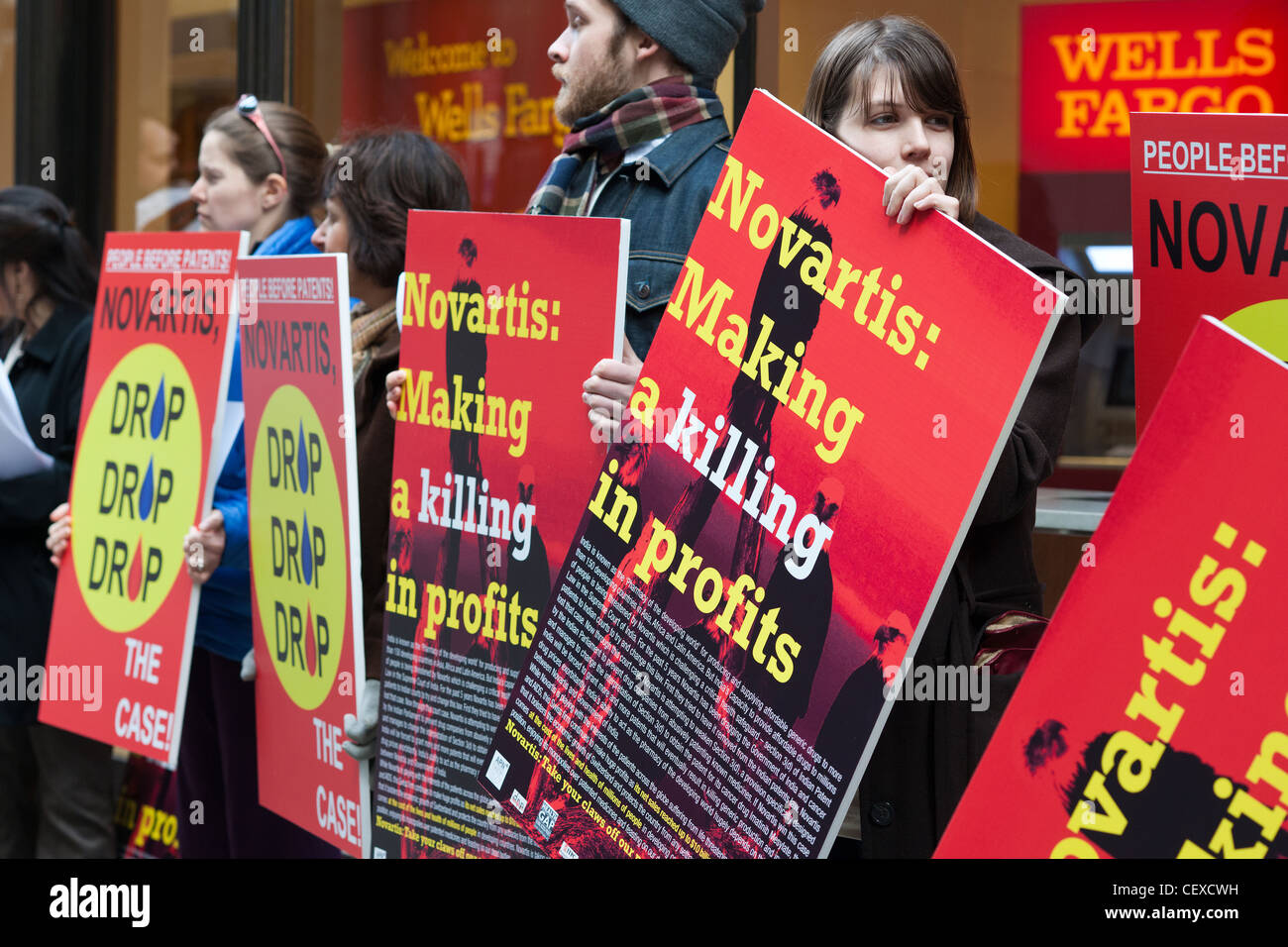 Volontari dal gruppo di Medici Senza Frontiere la protesta di fronte alla sede del farmaco di Novartis Company di New York Foto Stock