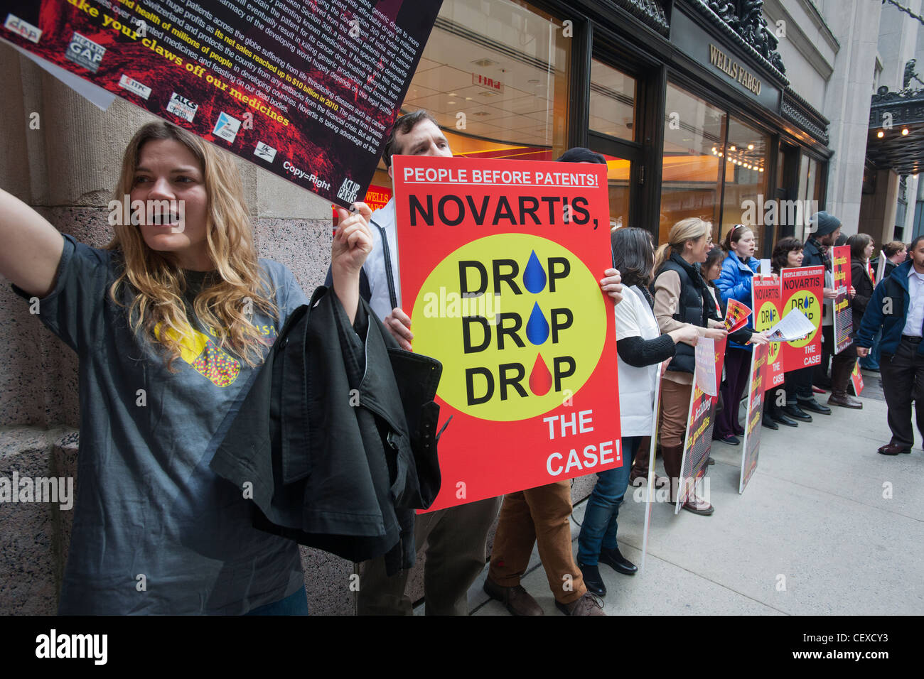 Volontari dal gruppo di Medici Senza Frontiere la protesta di fronte alla sede del farmaco di Novartis Company di New York Foto Stock