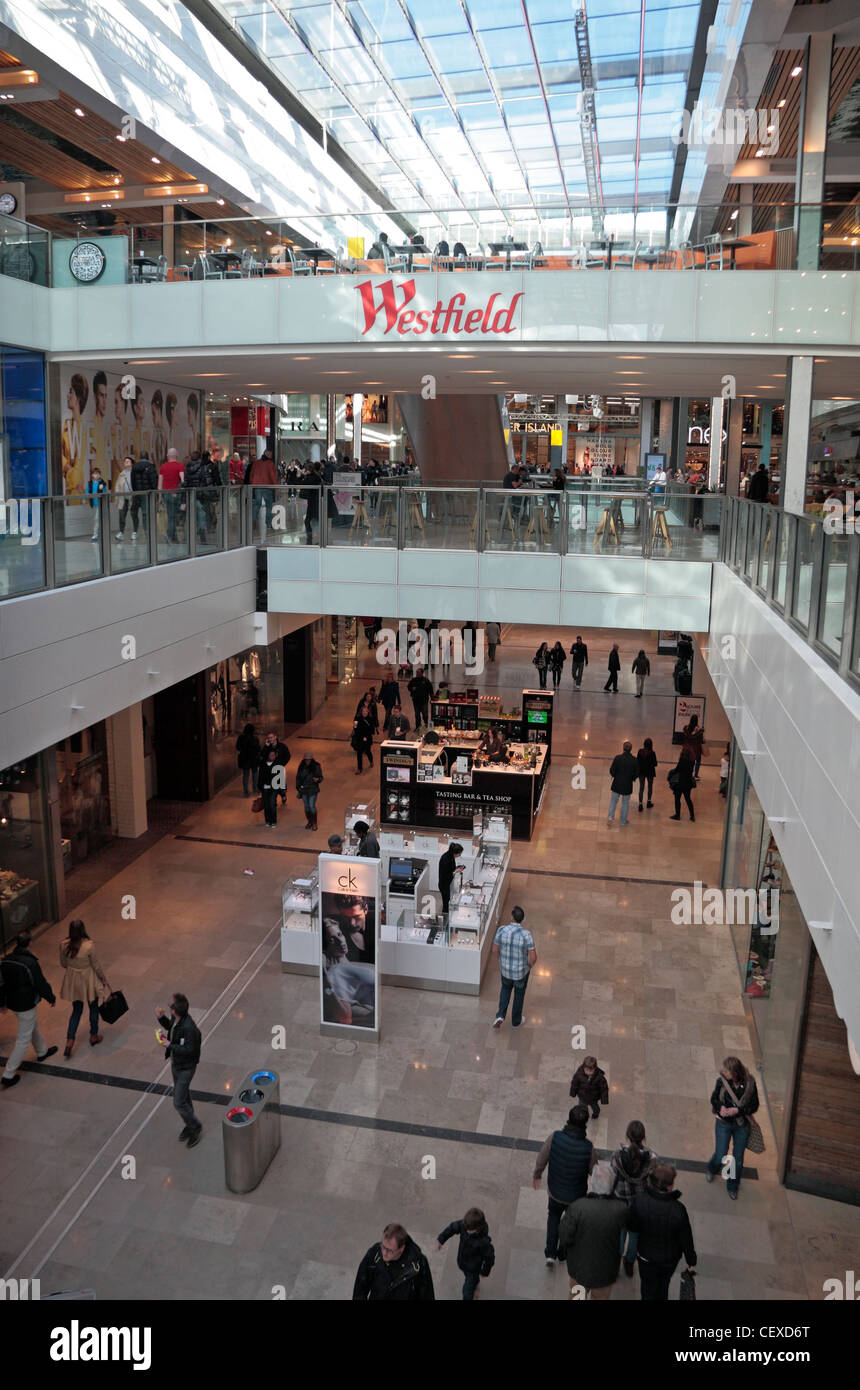 Vista interna di negozi & passerelle in Westfield Stratford City Shopping Centre in Stratford, UK. Foto Stock