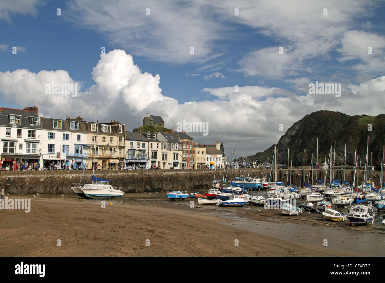 Ilfracombe, Devon, Inghilterra - il porto e la banchina. La luce nella cappella sulla collina della lanterna è in background. Foto Stock