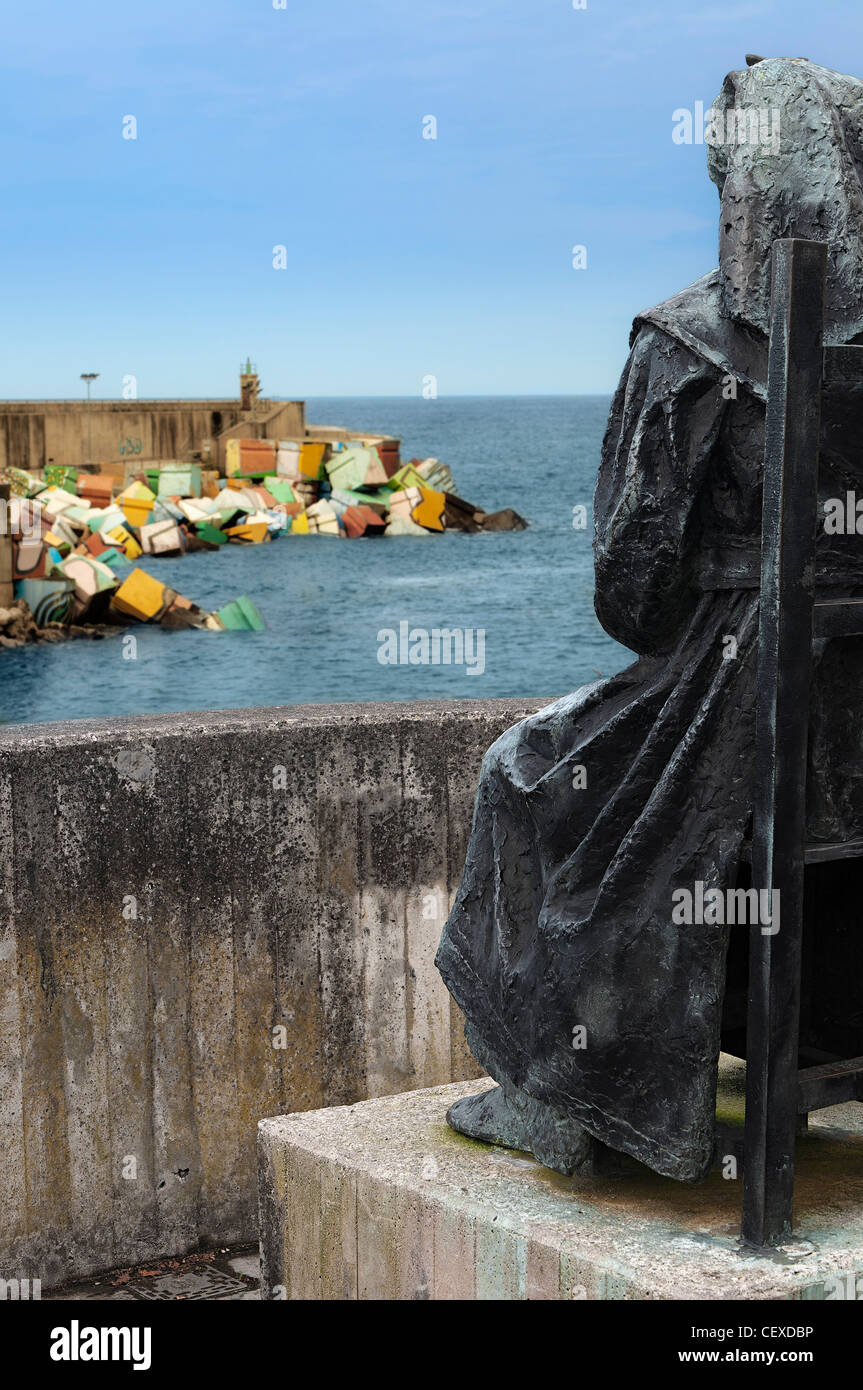 Cubi di memoria dipinta dal pittore Agustín Ibarrola sul molo della città di Llanes, Principato delle Asturie, Spagna, Europa Foto Stock