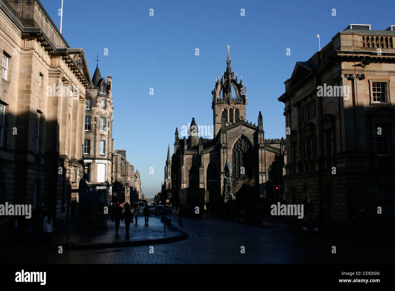 Edinburgh Royal Mile street scene con St Magnus Cathedral e Adam Smith statua. Foto Stock