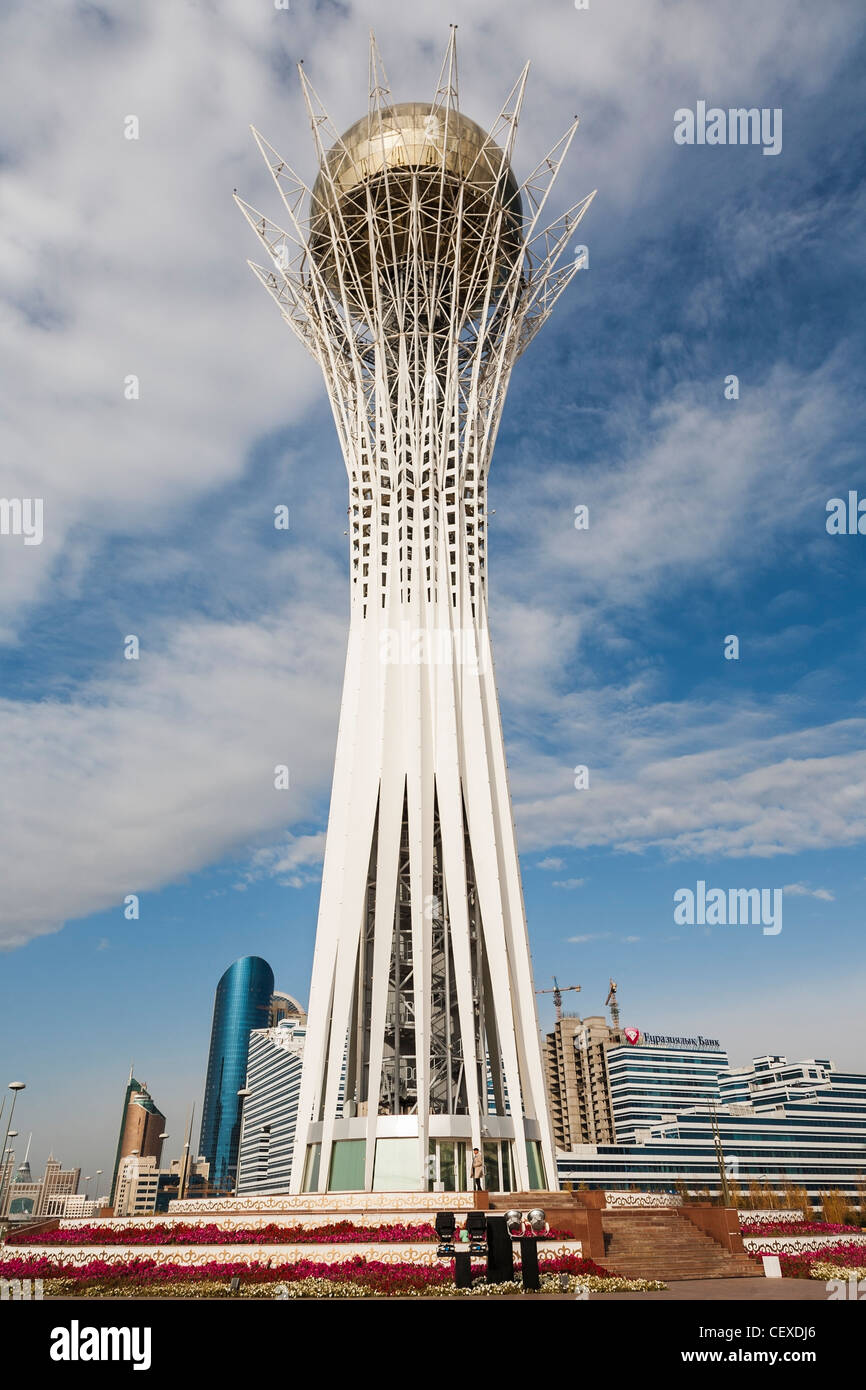 Bayterek su Nurjol Boulevard, un iconico monumento moderno e torre di osservazione che è un emblema di Nur-Sultan (Astana), capitale del Kazakistan Foto Stock