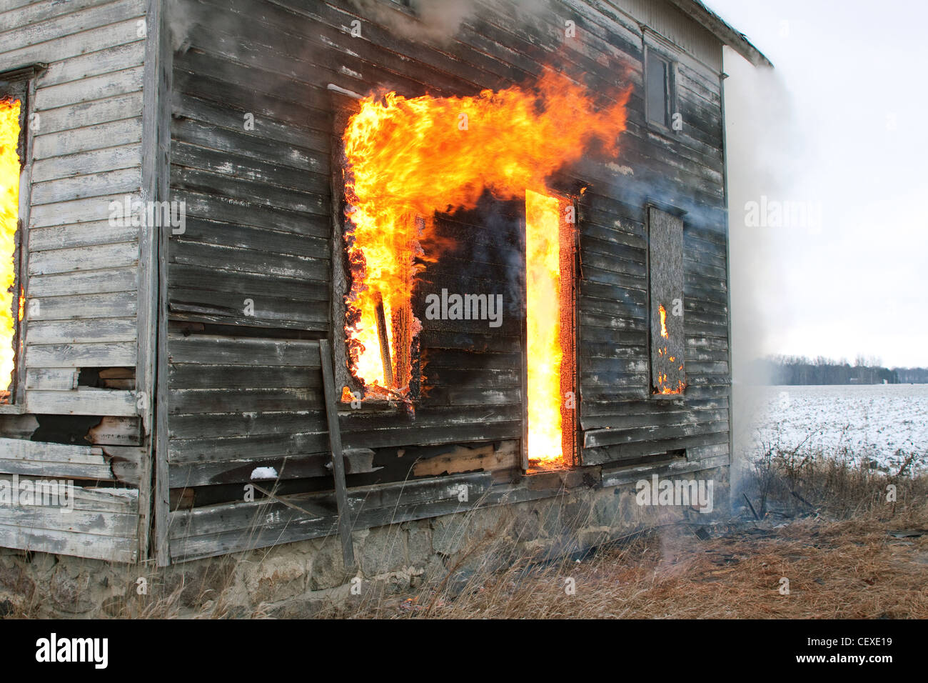 Fire attraverso le finestre della casa in fiamme e USA Foto Stock