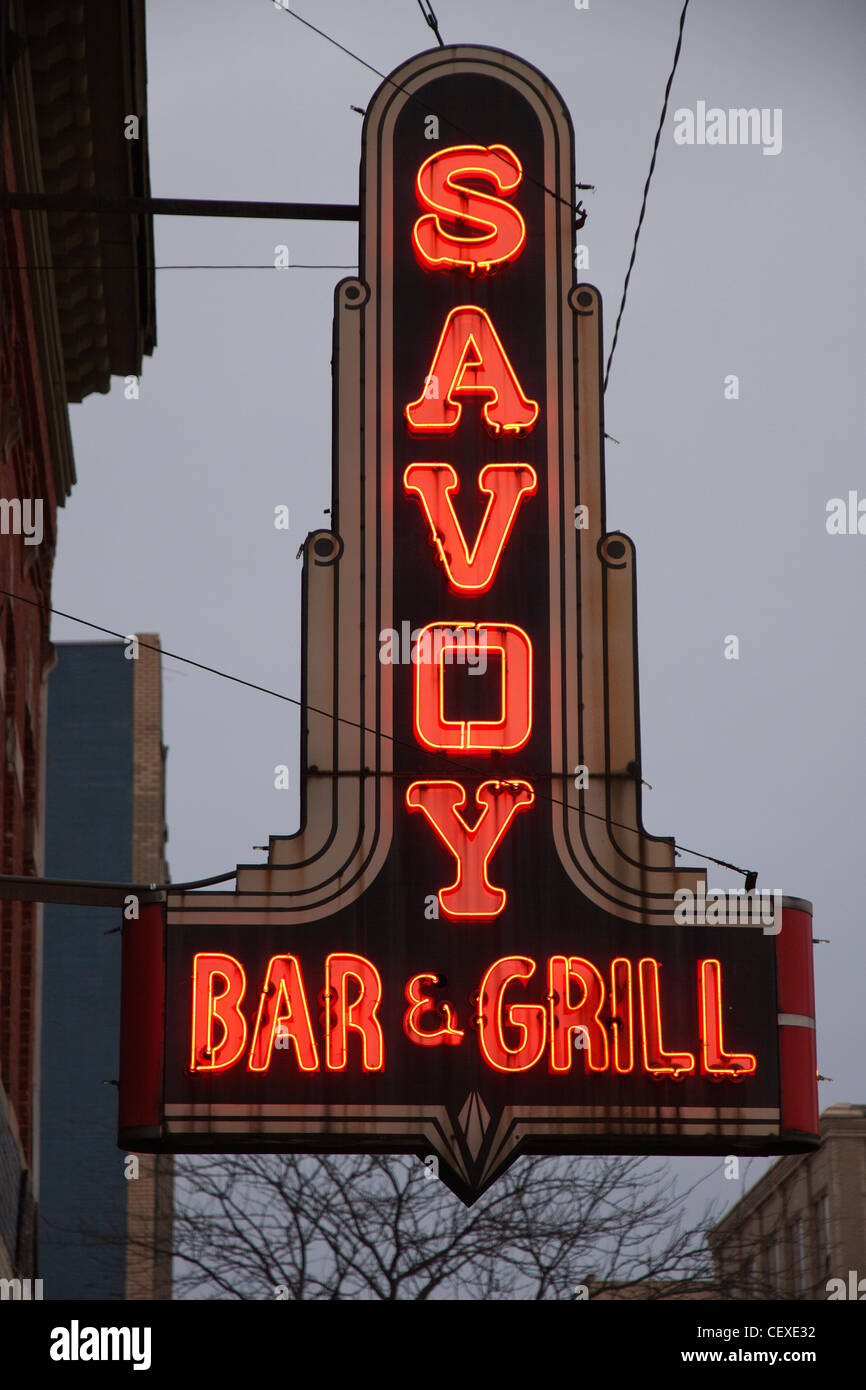 Insegna al neon Savoy Bar e Grill USA Foto Stock