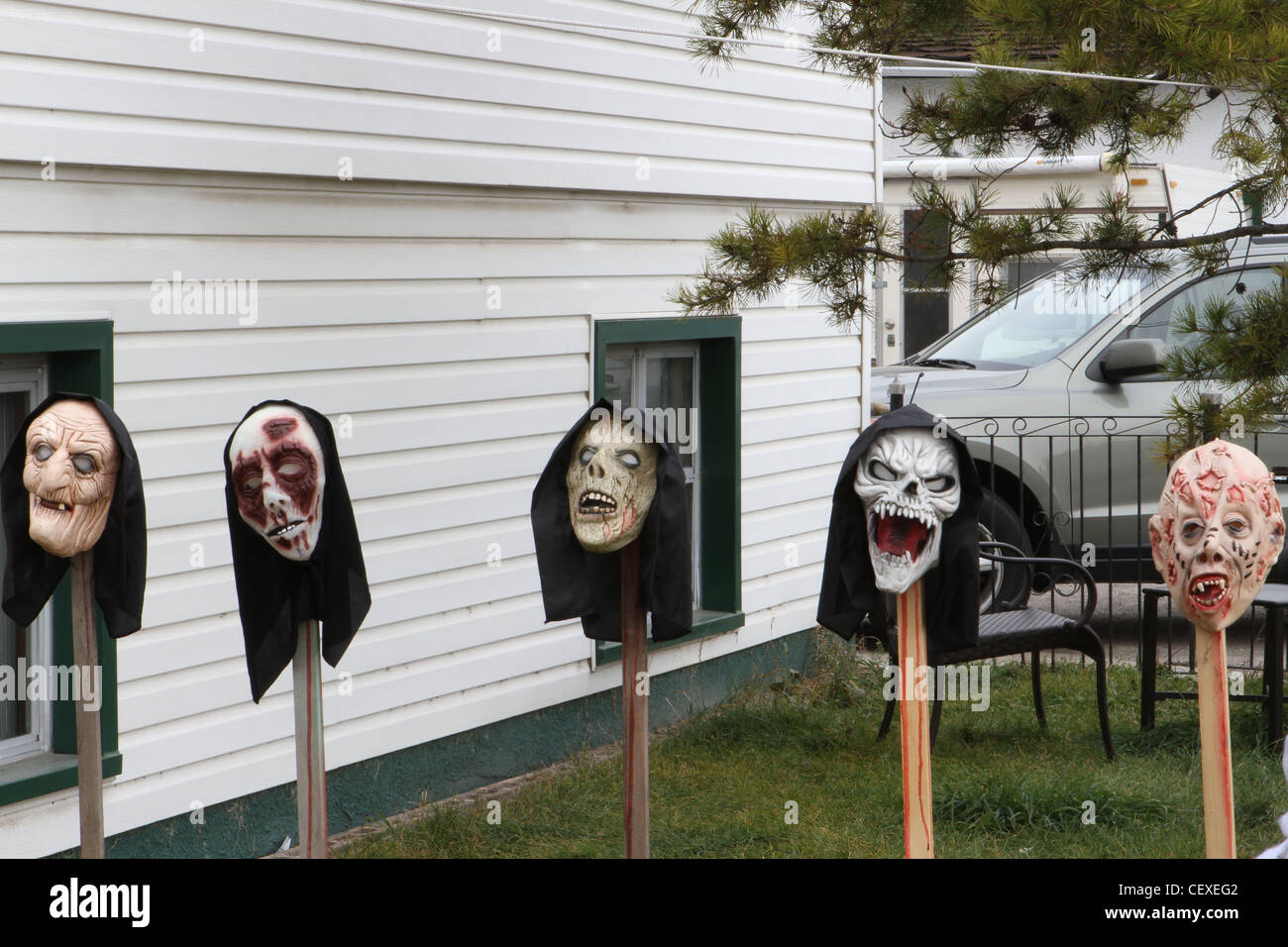 Scary Halloween maschere in cortile anteriore Foto Stock