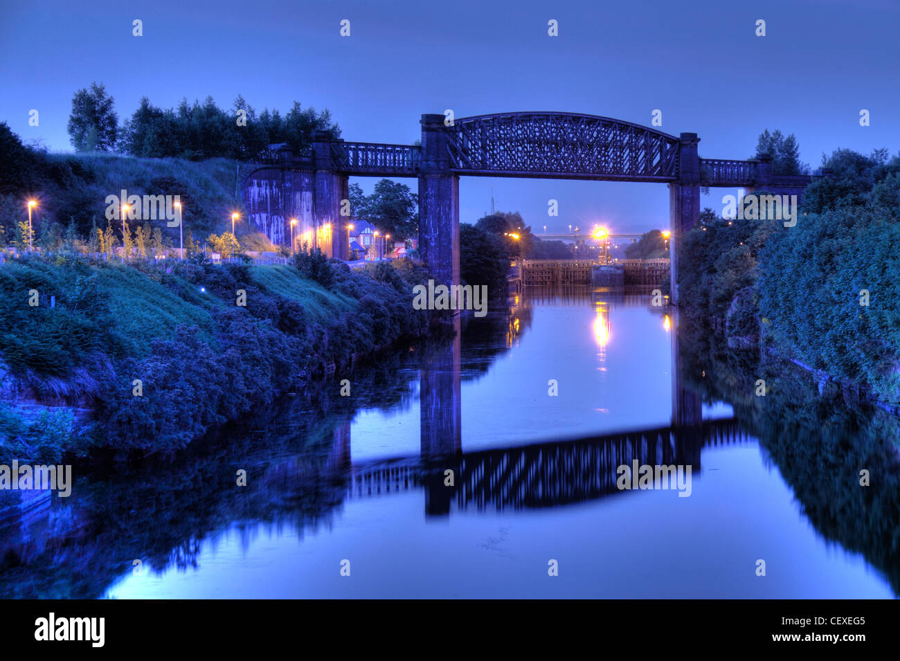 Crepuscolo al ponte ferroviario di alto livello del Manchester Ship Canal A50 Cheshire Lines Altrincham Trans Pennine Trail TPT Latchford, Warrington, Cheshire, UK Foto Stock