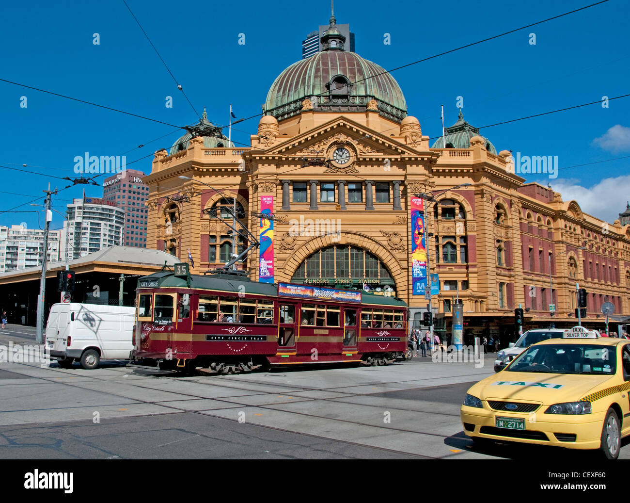 Il City Circle Tram che passa dalla stazione di Flinders Street Melbourne Australia Foto Stock