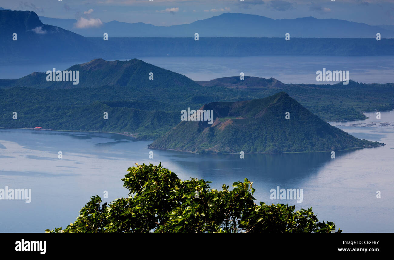 Isola di Vulcano si trova nelle limpide acque blu del Lago Taal nella provincia di Cavite, isole filippine. Foto Stock