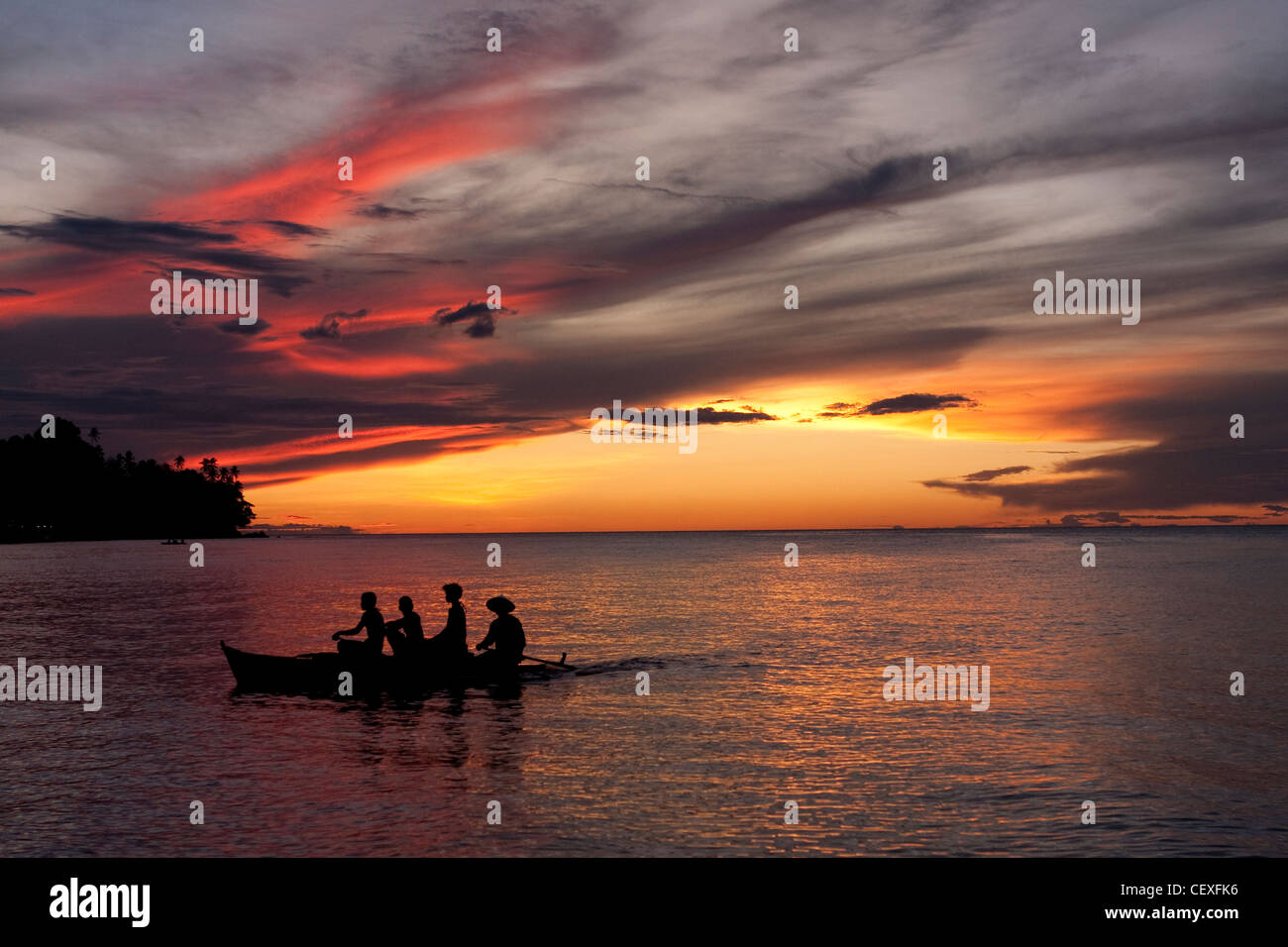 I pescatori di ritorno a casa come il sole tramonta su CAMIGUIN ISLAND,Mindanao settentrionale,Filippine Foto Stock