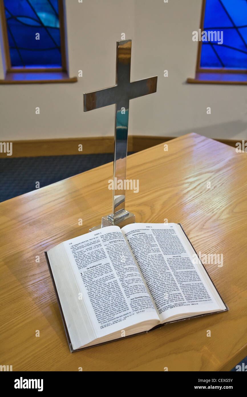 Una Bibbia aperta accanto a una croce su un tavolo; Sheffield South Yorkshire, Inghilterra Foto Stock