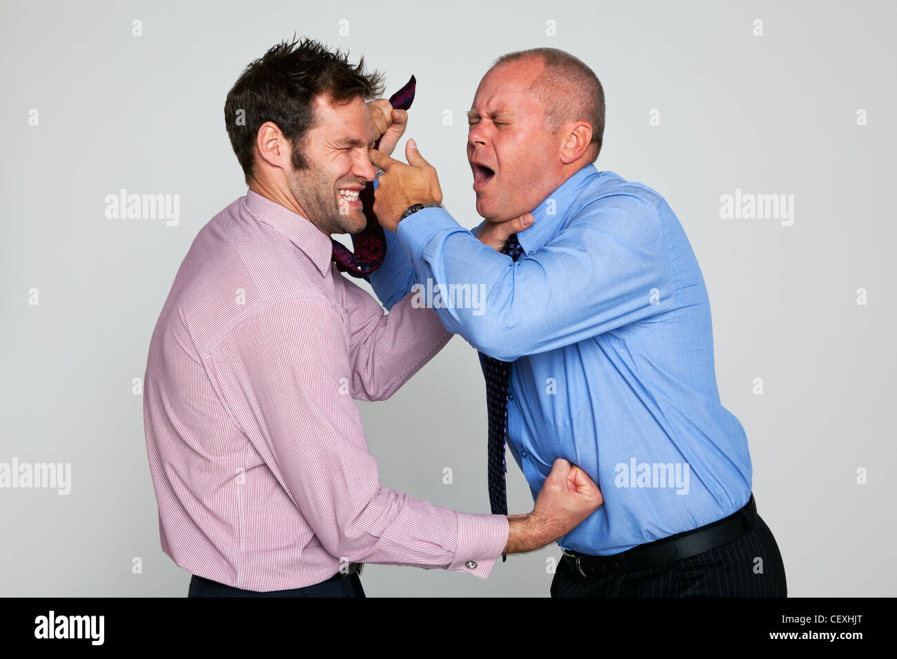 Foto di due imprenditori combattendo contro uno sfondo semplice Foto Stock