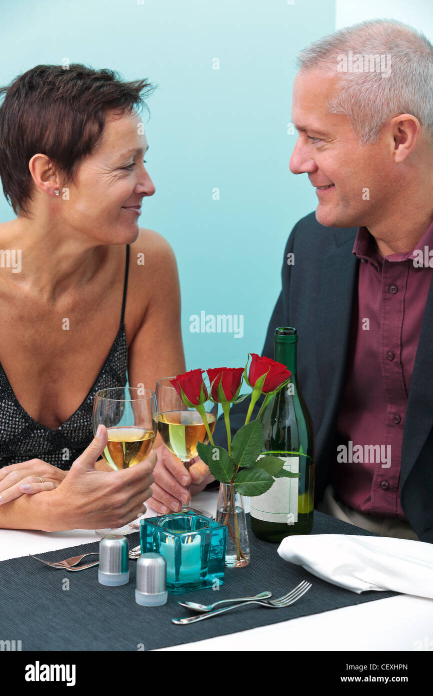 Foto di una matura coppia sposata cercando in ogni altri occhi mentre seduti a un tavolo in un ristorante Foto Stock
