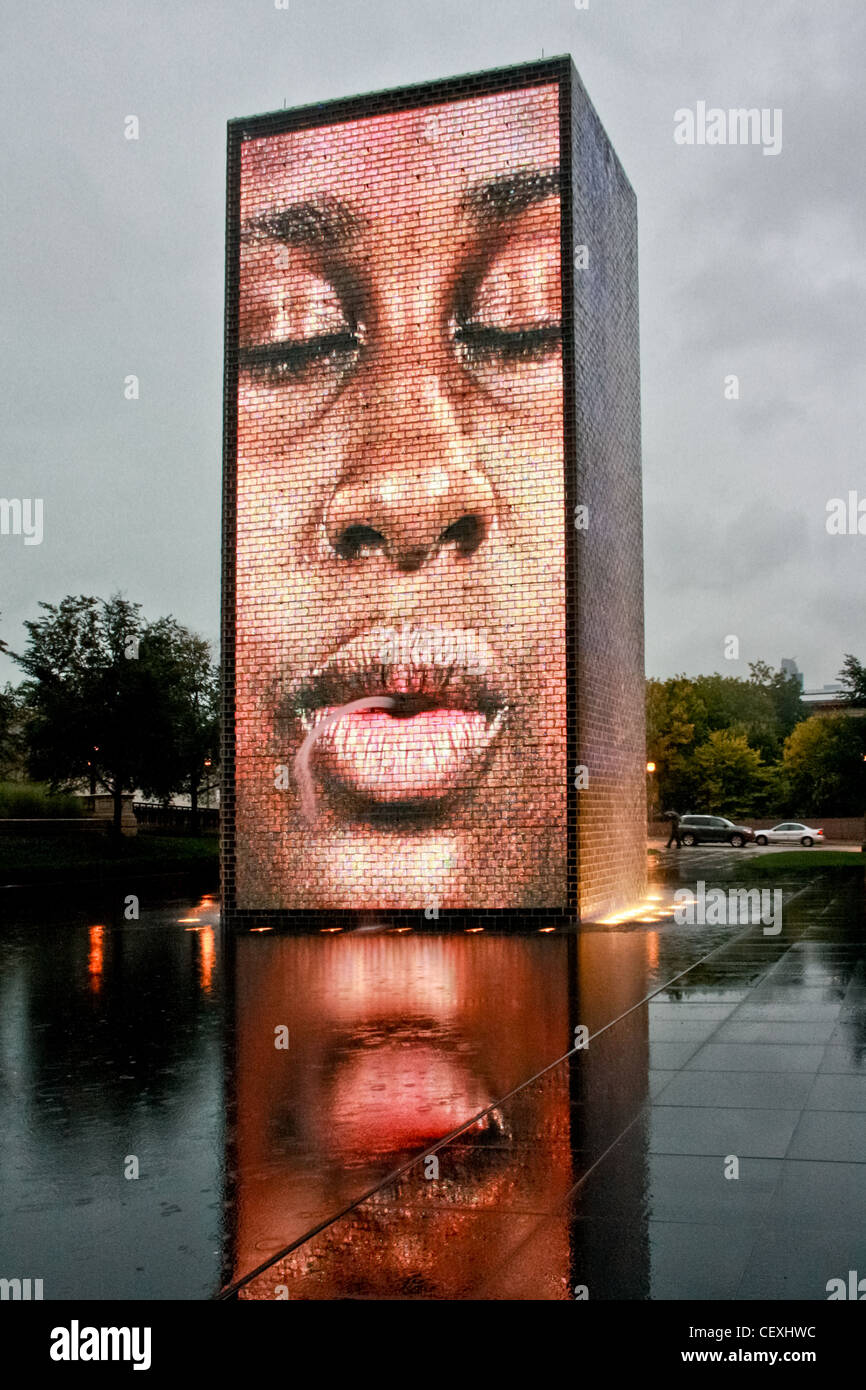 Una immagine di una persona proiettata su un gigante di Chicago corona struttura Fontana Foto Stock