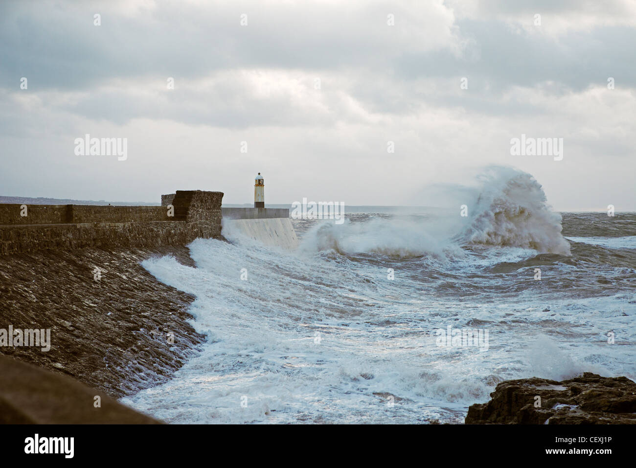 Tempesta le onde a Porthcawl Lungomare, Porthcawl. Wales, Regno Unito Foto Stock