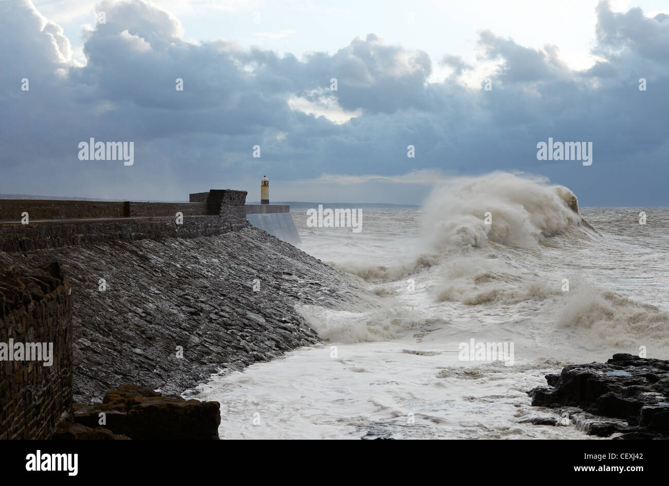 Tempesta le onde a Porthcawl Lungomare, Porthcawl. Wales, Regno Unito Foto Stock