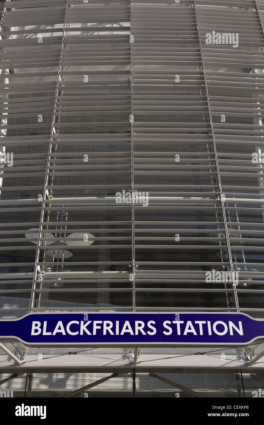 Ingresso della neo-finito di Blackfriars Mainline Station nella città di Londra. Una maggiore e più accessibile Blackfriars stazione della metropolitana riaperta per il servizio pubblico per ospitare più di 40.000 passeggeri ogni giorno. Foto Stock