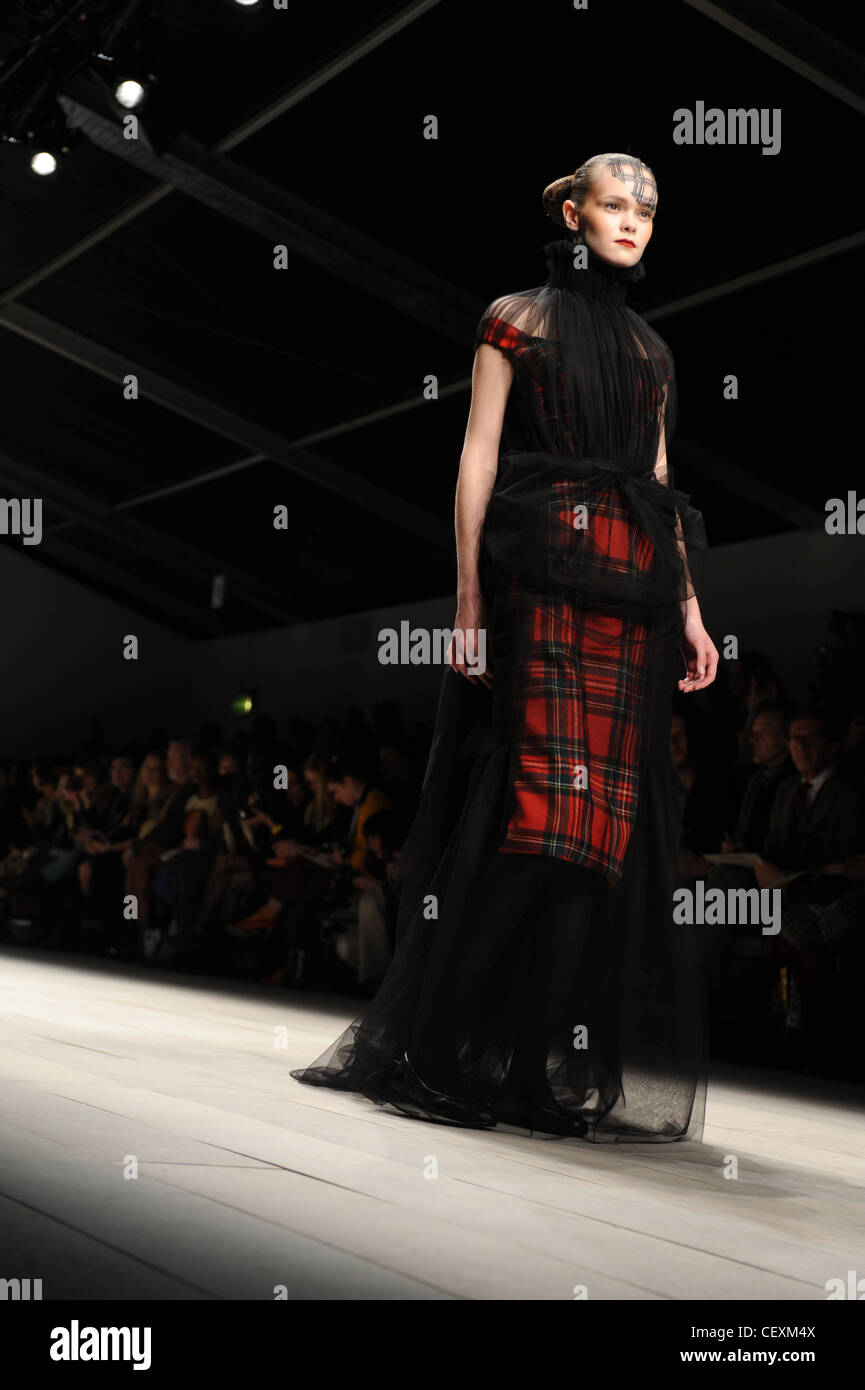 La London Fashion Week pista - Antoni Alison Designer AW 2012/13 a BFC visualizza lo spazio, la Somerset House, Strand, WC2 Foto Stock