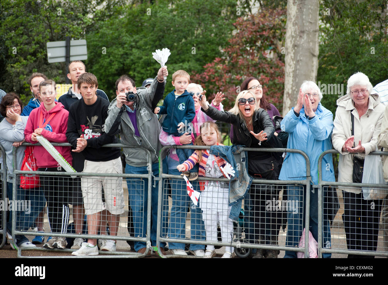 Folla che acclamava alla maratona di Londra Foto Stock