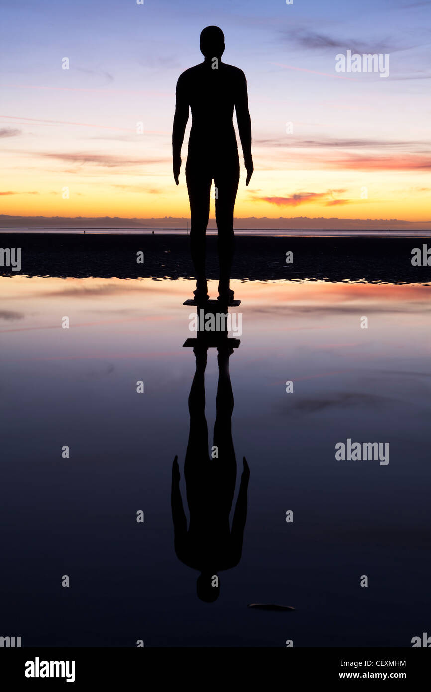 Antony Gormley statua stagliano, crepuscolo, un altro luogo, Crosby. Foto Stock