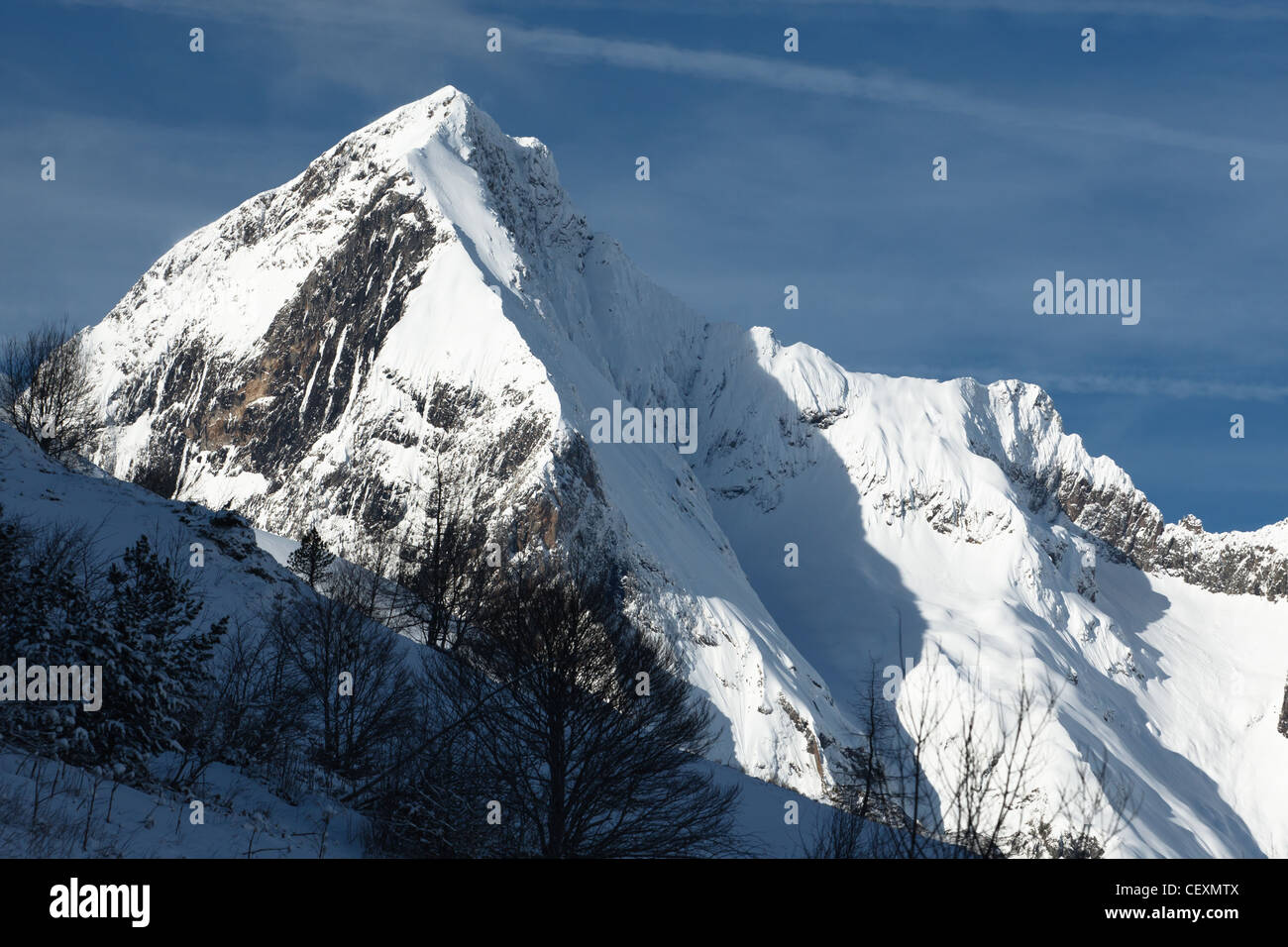 Mont Valier (2838m) visto dal di sotto del Col de Pausa, vicino Couflens, Ariège, Midi-Pirenei, Francia. Foto Stock