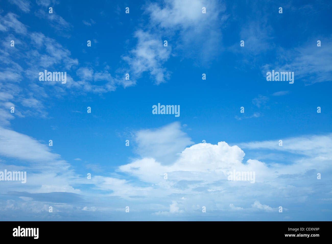 Vista di un blu cielo nuvoloso Foto Stock