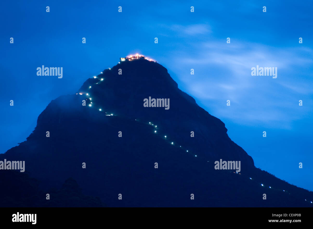 Il sentiero illuminato fino Sri Pada (Adam's Peak) Sabargamuwa, Sri Lanka. Foto Stock