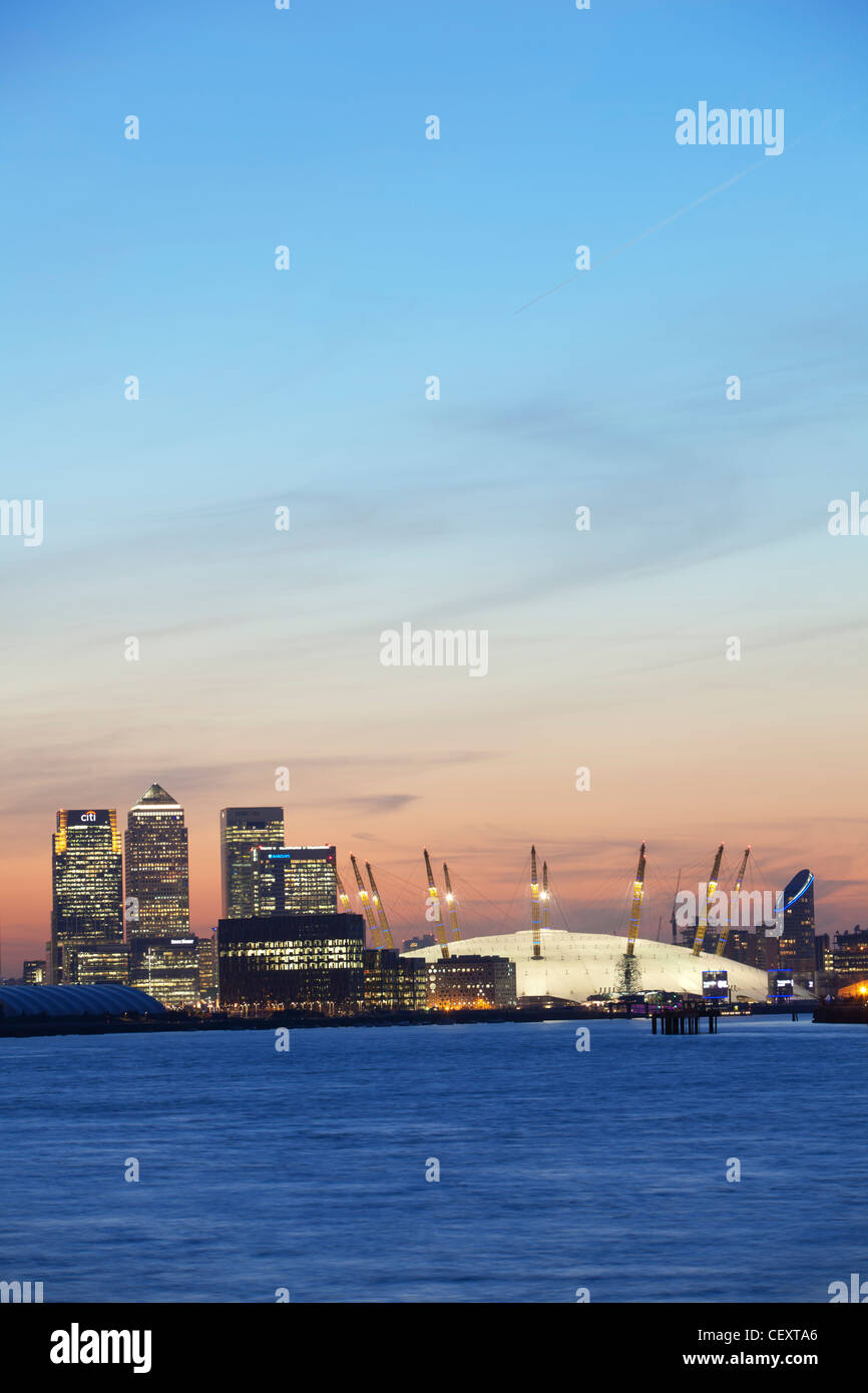 Una vista verso il basso th fiume Tamigi verso la città di Londra e la O2 Arena, Canary Wharf al tramonto Foto Stock