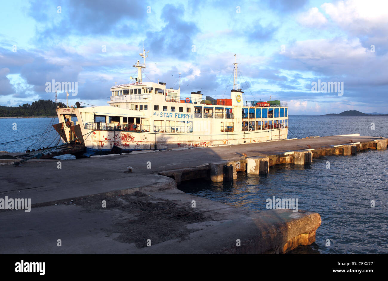 Per i passeggeri dei traghetti nel porto di collegamento tra Luzon e Samar isole delle Filippine. Sorsogon, Luzon, Albay, Bicol, Filippine, Sud-est asiatico Foto Stock