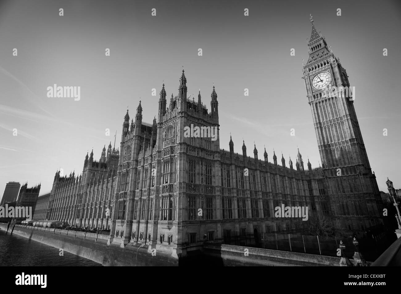 Un'immagine in bianco e nero di Case del Parlamento di Londra, Inghilterra, Regno Unito prese da Westminster Bridge. Foto Stock