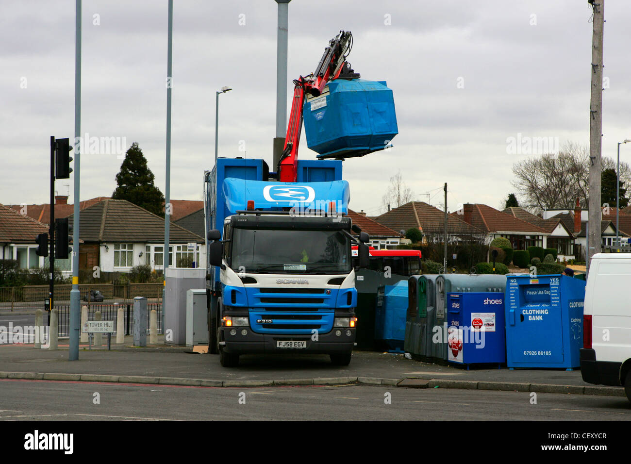 Smurfit Kappa autocarro con gru e operatore carta svuotare lo scomparto di riciclaggio in camion a Birmingham Regno Unito, Feb 2012 Foto Stock