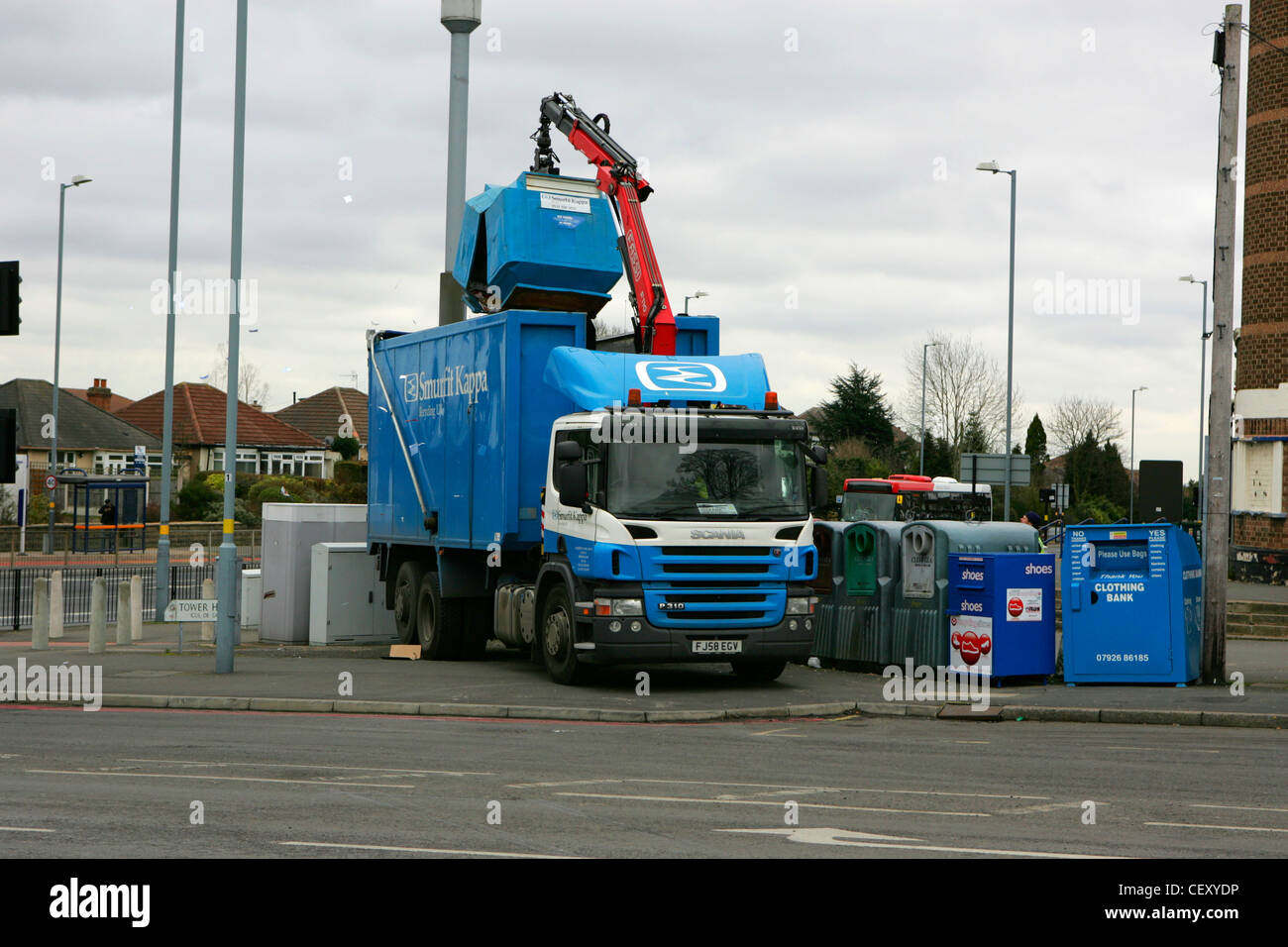 Smurfit Kappa autocarro con craine e operatore carta svuotare lo scomparto di riciclaggio in camion a Birmingham Regno Unito, Feb 2012 Foto Stock