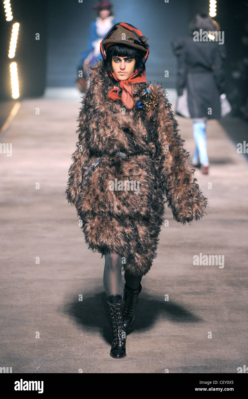 Vivienne Westwood Paris pronto a indossare in autunno e inverno Quirky  sovradimensionare pelliccia, cappello e sciarpa con pizzo alto stivali Foto  stock - Alamy