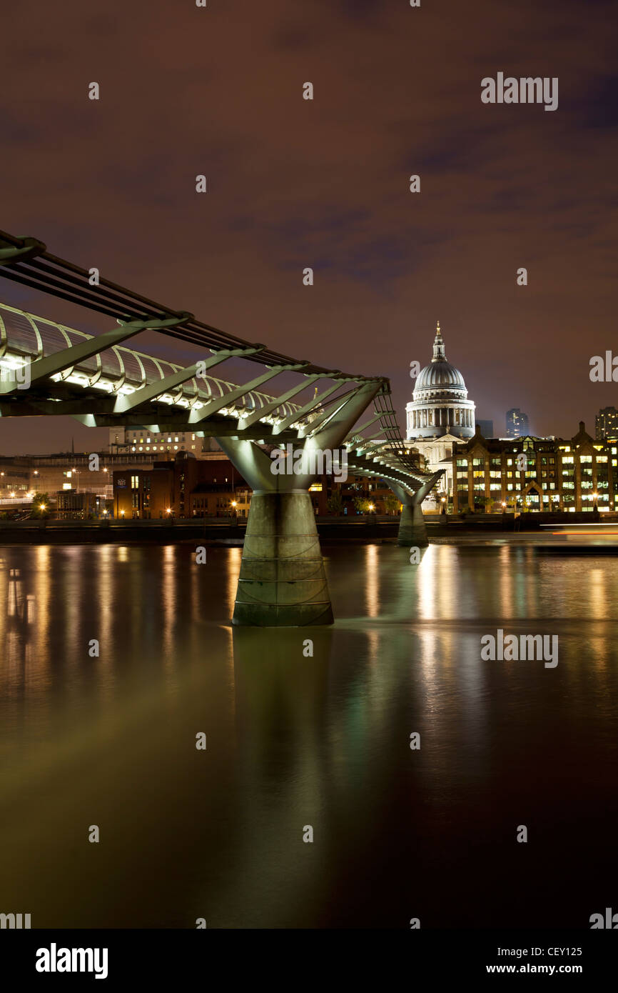 Una vista del Millennium Bridge con la Cattedrale di St Paul e a distanza Foto Stock