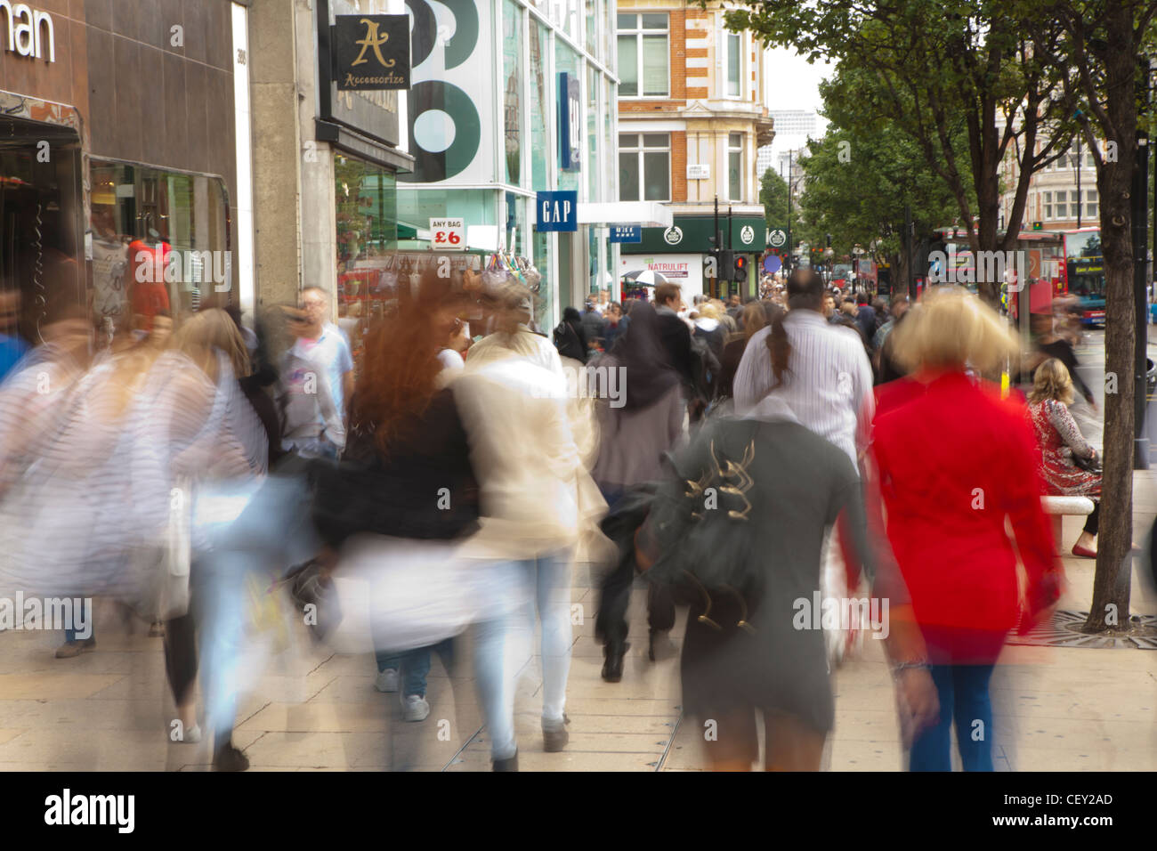 Una vista in direzione di Oxford street, con gli acquirenti in movimento lungo il percorso Foto Stock