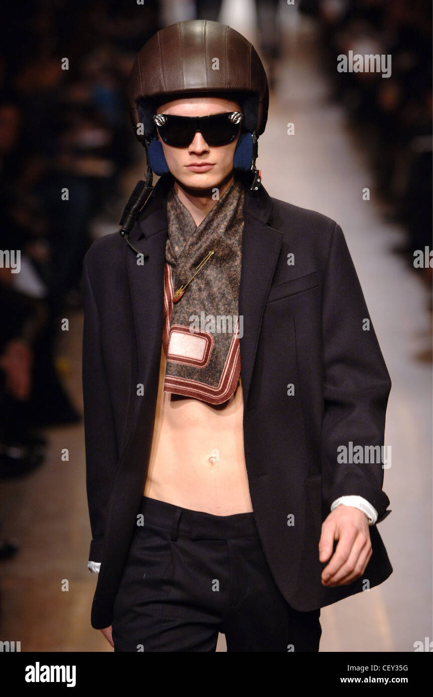 Prada Menswear Milano A W maschio Shirtless indossando un aperto tuta nera  giacca, pantaloni neri, un brown stampa foulard di seta segnato una Foto  stock - Alamy