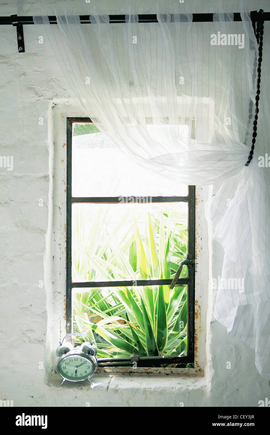 Una cortina si riallacciano da appendere una stringa di talloni sul riloga e threading tenda attraverso il loop di una grande Foto Stock