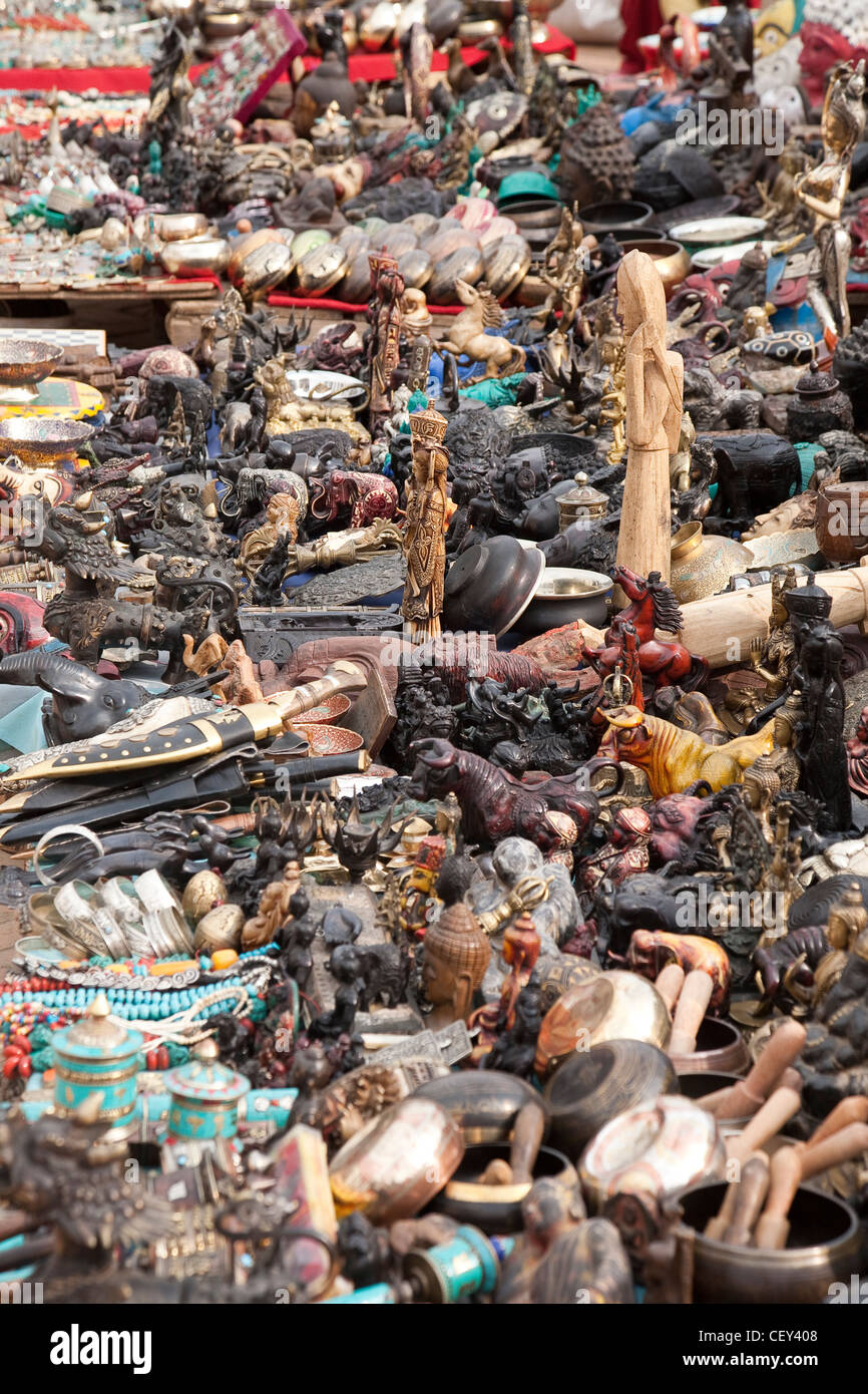 Oggetti rituali per la vendita in Kathmandu Durbar Square - Kathmandu, zona di Bagmati, Valle di Kathmandu, Nepal Foto Stock