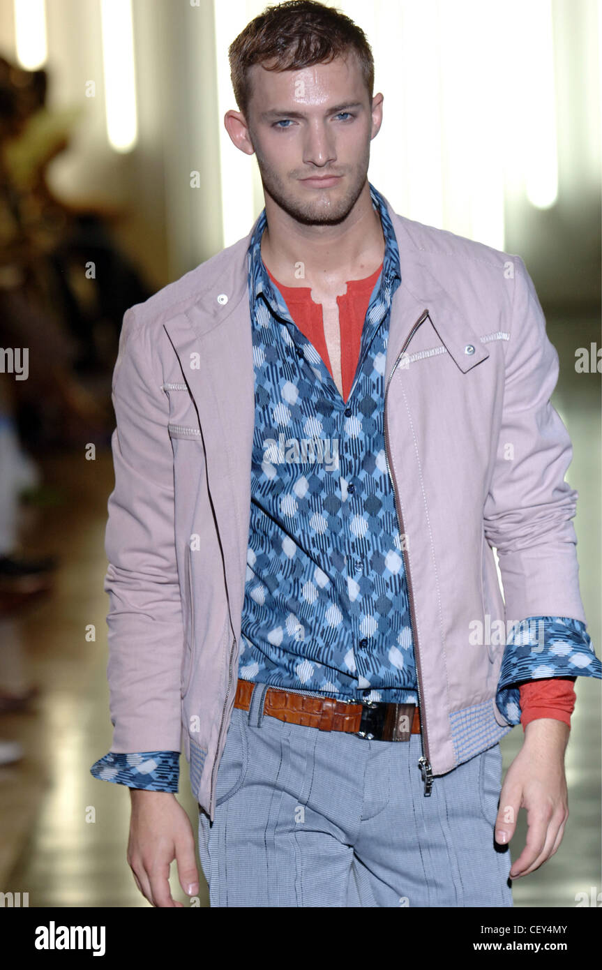 Byblos Menswear Milano A W Blonde modello maschile di indossare una maglia marrone furlined Giubbotto imbottito un abito bianco shirt nera sottile Foto stock Alamy