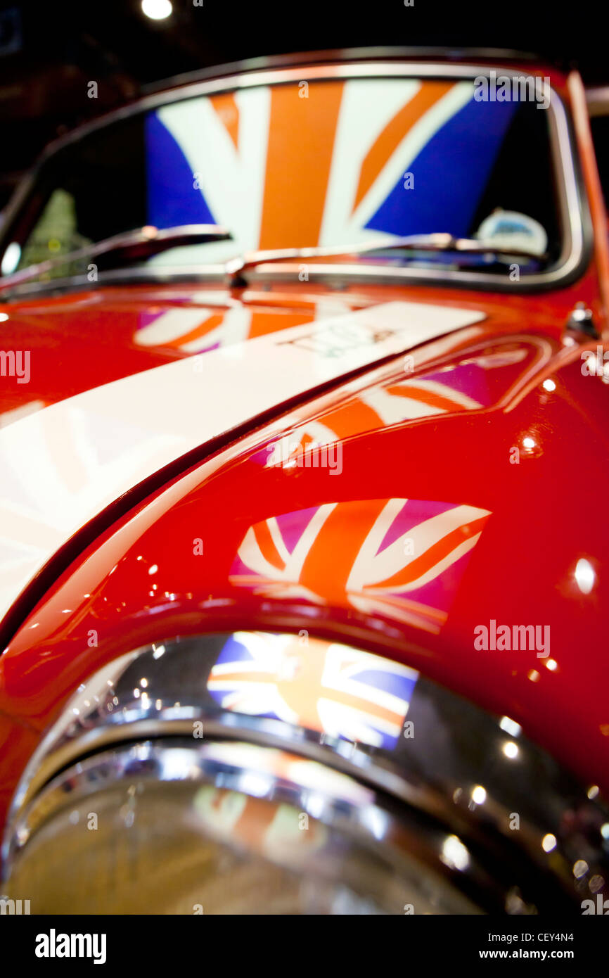 Una vista di una vecchia originale Mini Cooper con la bandiera delle Isole Britanniche si riflette nel parabrezza Foto Stock