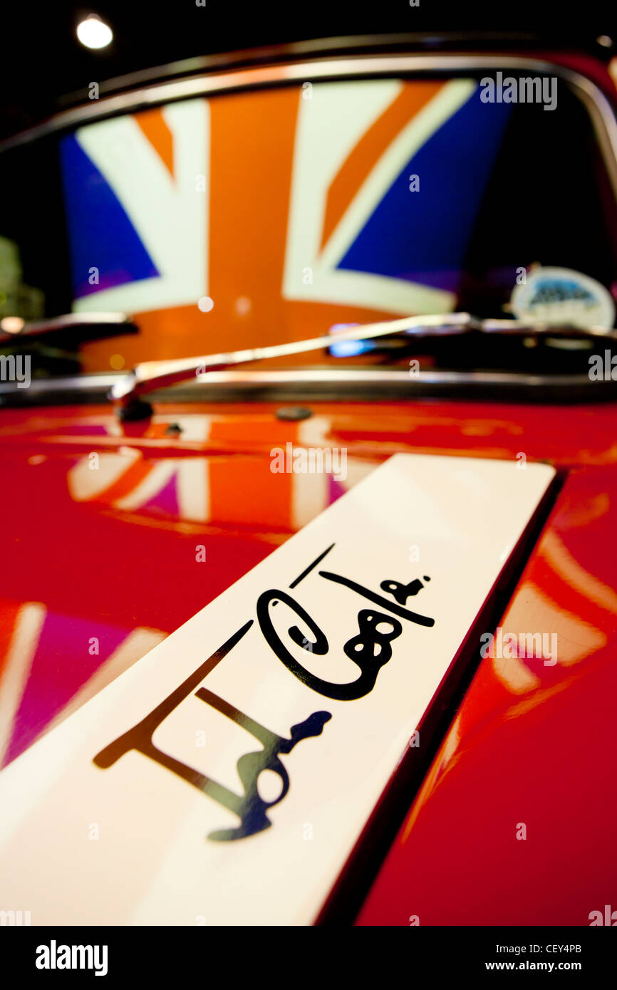 Una vista di una vecchia originale Mini Cooper con la bandiera delle Isole Britanniche si riflette nel parabrezza Foto Stock
