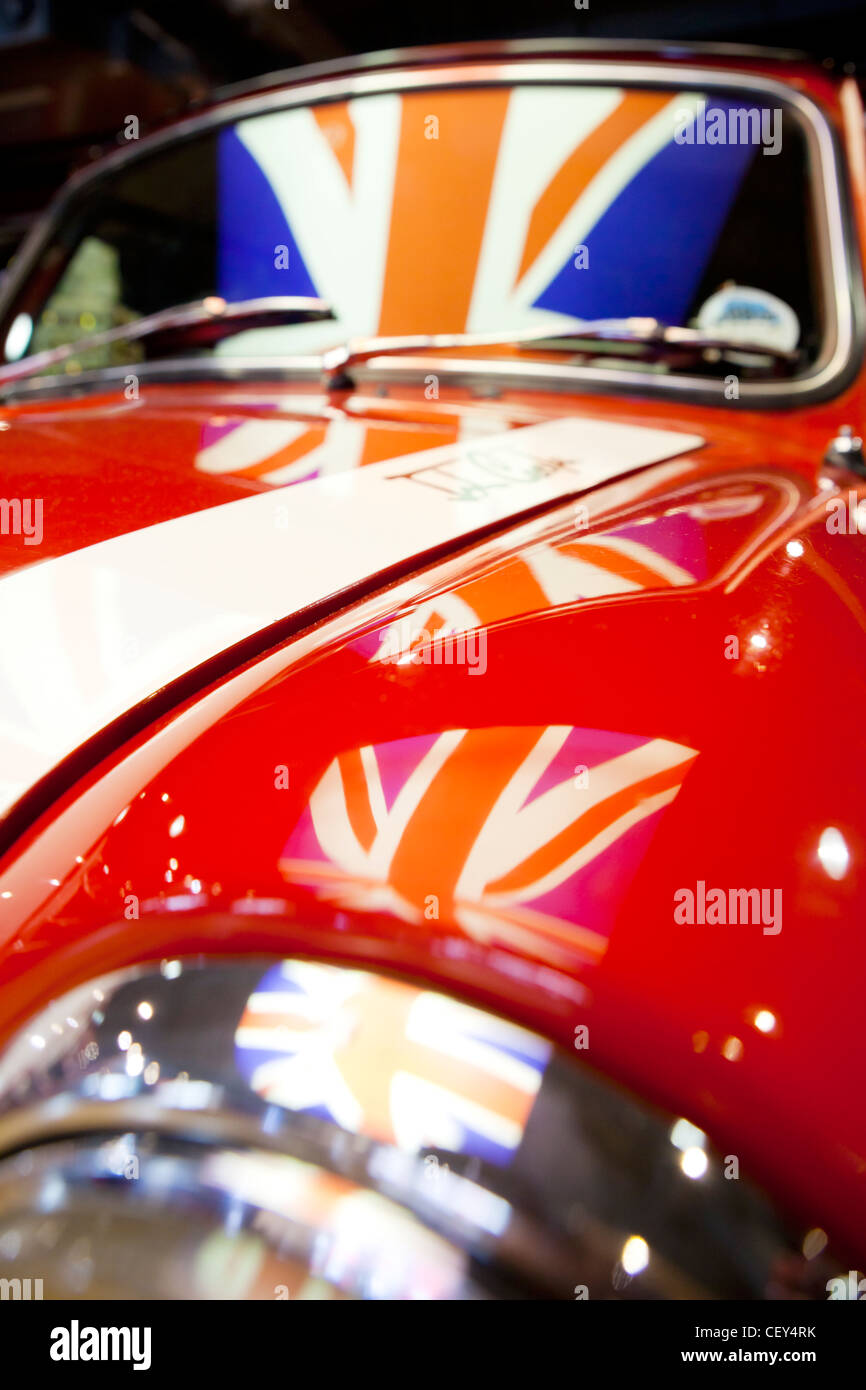 Una vista di una vecchia originale Mini Cooper con la bandiera delle Isole Britanniche si riflette nel parabrezza Foto Stock