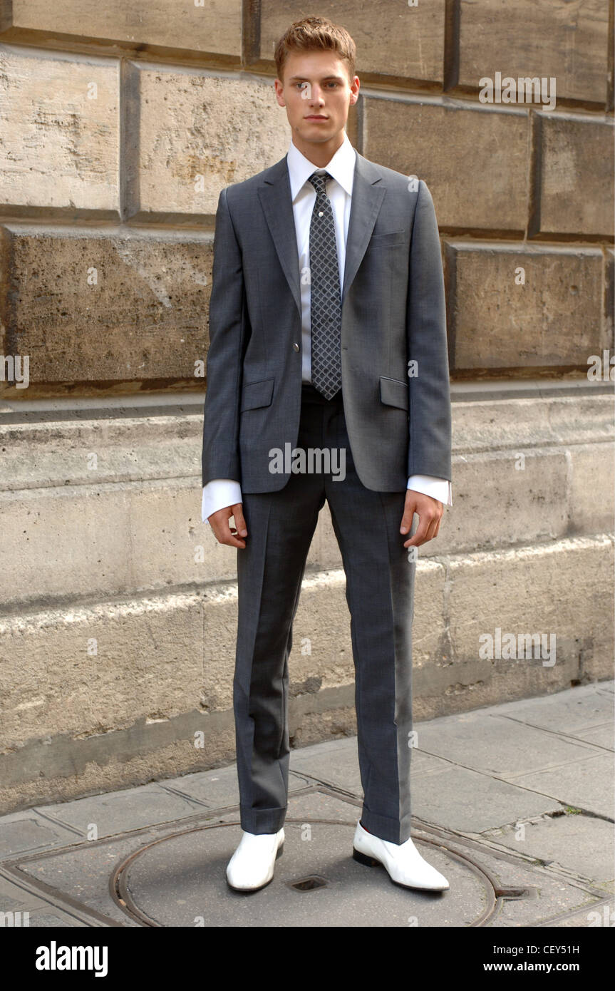 Karl Lagerfeld Parigi pronto a indossare abbigliamento Uomo Primavera  Estate bionda modello maschile che indossa un grigio carbone suit camicia  bianca e bianco Foto stock - Alamy