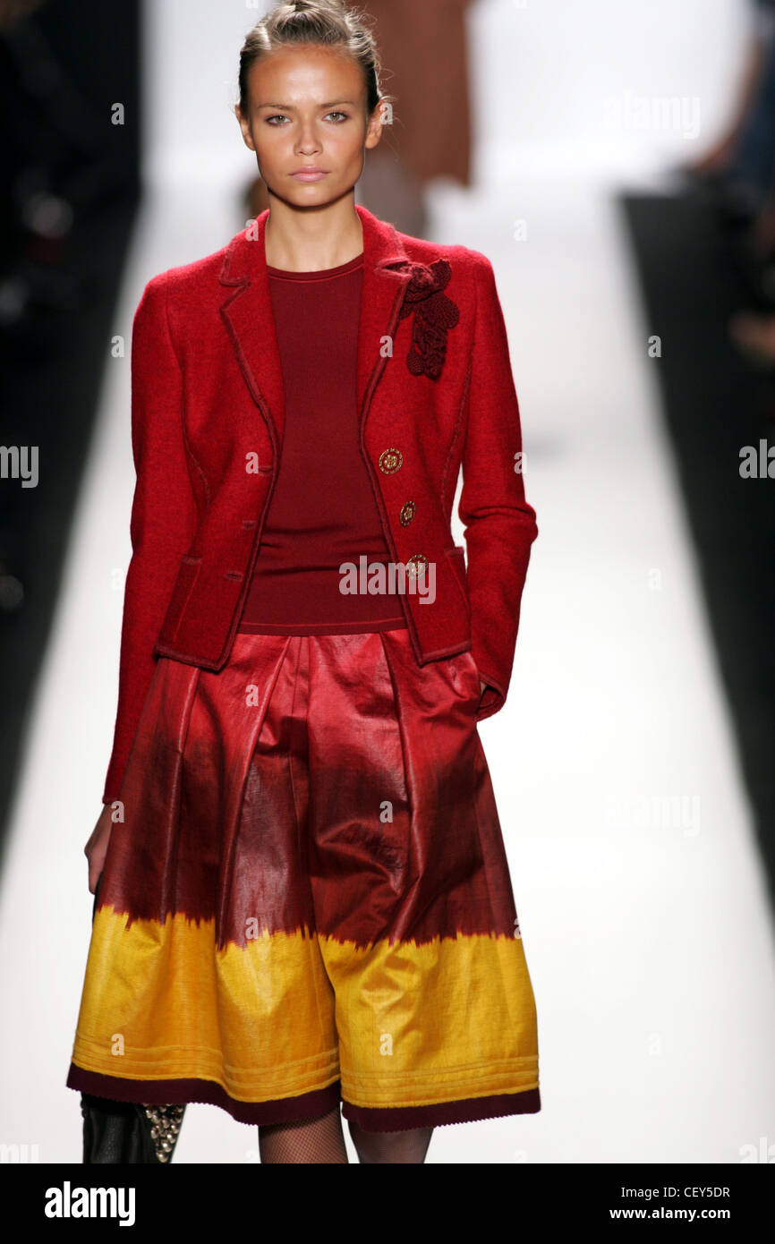 Oscar de la Renta New York pronto a indossare in autunno e inverno giacca rossa e stile anni cinquanta gonna Foto Stock