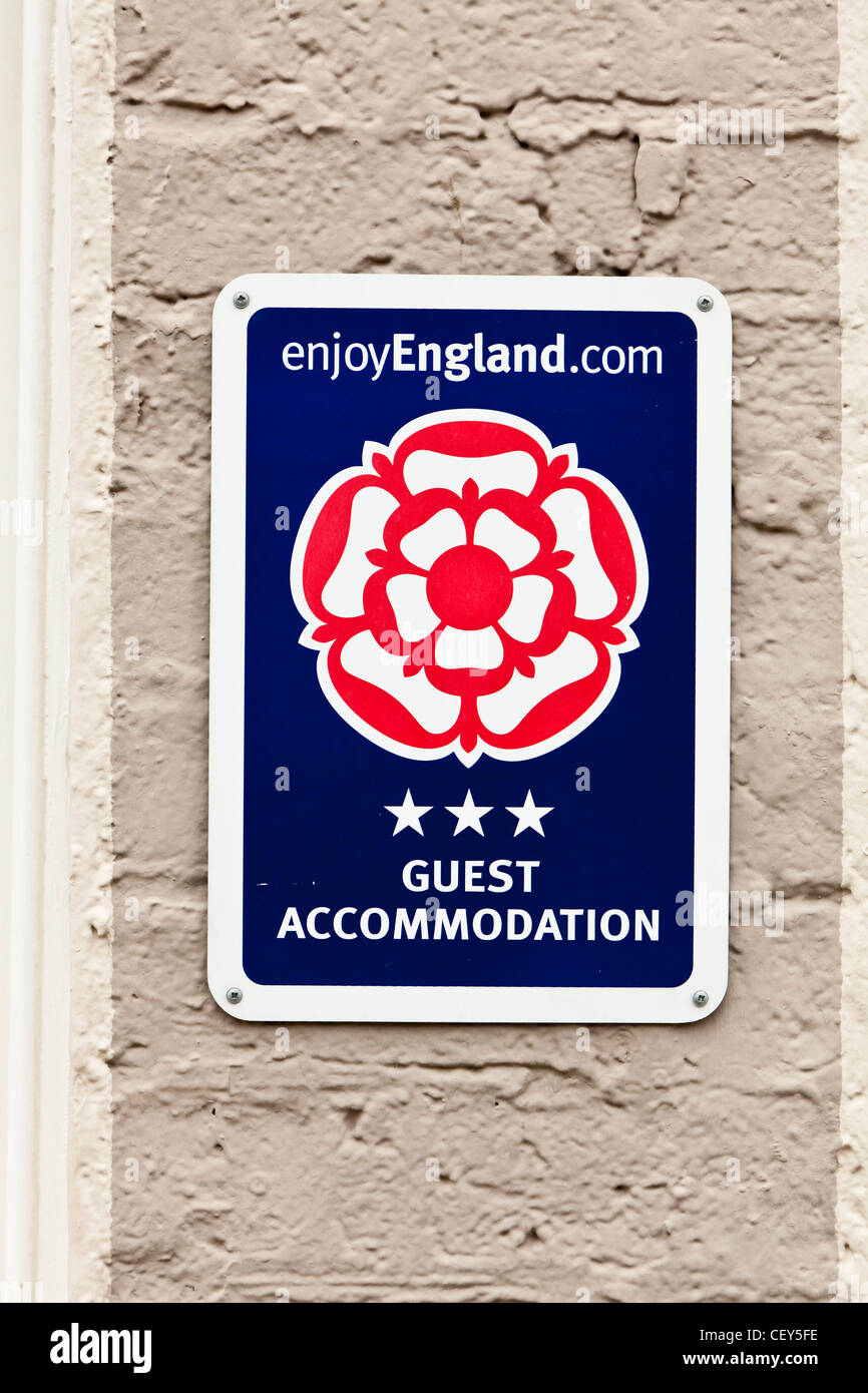 "Enjoy England' segno su un tre stelle guest house, Liverpool Foto Stock