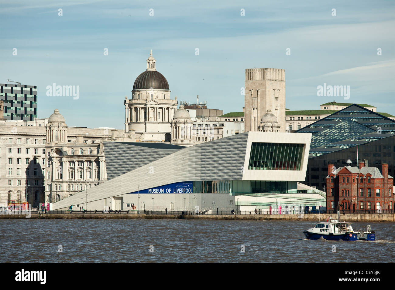 Liverpool Waterfront, con il Museo di Liverpool e altri edifici Foto Stock