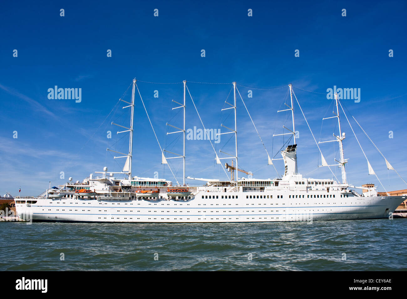 Gigantesca nave da crociera in Mediterrian Foto Stock